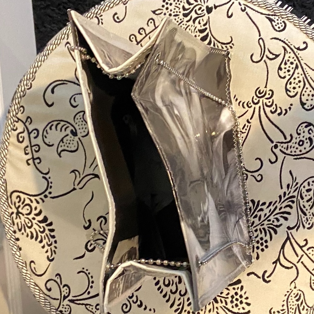 Audrey Hepburn Bucket Tote - Picture 3 of 6